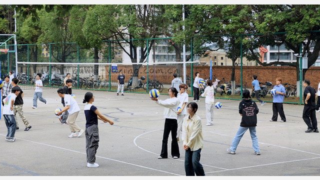 1. 赛事数据：实时比分更新
  
2. 比分档案：历史交锋全记录
  
3. 信息速递：最新赛况直达